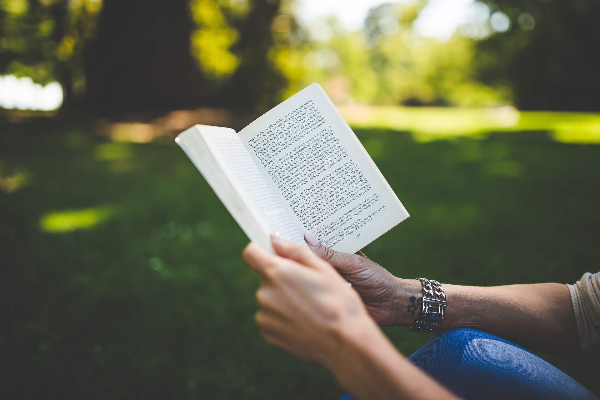 pexels book 1835799 1920